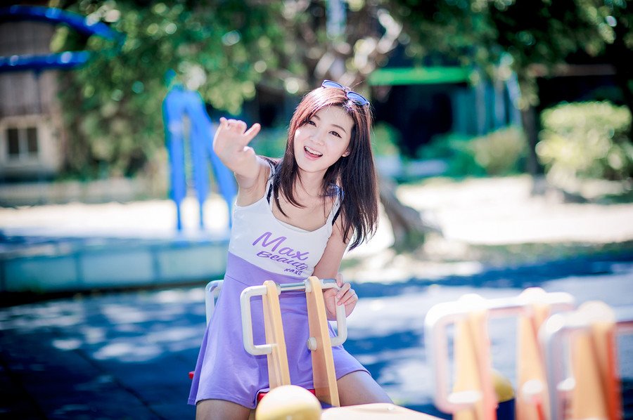 船队开始后退，但也仅限于这陈到四周围的十几条船，更远些的地方，荆州的水军已经跟江东水军混成了一片，根本没有办法脱离战斗，而陈到如今，也已经没有余力再出手相救，手中的弓弦没有一刻停止过颤动，至少有三十名江东将士被他以弓箭射杀，但这样高强度的拉弓，哪怕是陈到，双臂此刻也已经开始发酸，但他不能停，一旦停下来，那些江东水师就会如同恶虎一般扑上来，将他们吞的连渣都不剩。